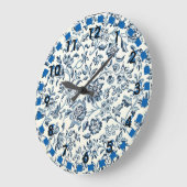 ヴィンテージの青と白のフローラのラウンドクロック ラージ壁時計 (傾斜)