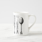 ヴィンテージの食事用器具類の白黒のフォークのスプーンのナイフの19世紀 ボーンチャイナマグカップ (右)