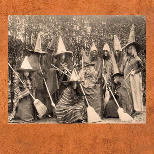 ヴィンテージの魔女が衣装を着て女性を撮影 ポスター