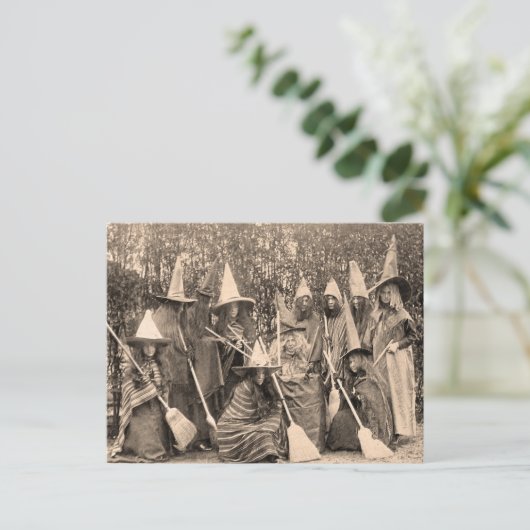 ヴィンテージの魔女が衣装を着て女性を撮影 ポストカード (スタンド正面)