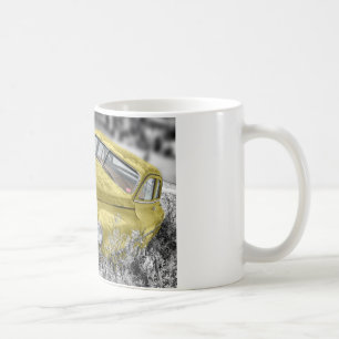 ヴィンテージの黄色くクラシックな車 コーヒーマグカップ