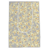 ヴィンテージの黄色のバラが柔らかい灰色の背景 ミディアムペーパーバッグ (裏面)