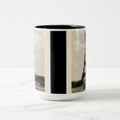 ヴィンテージの黒く及び白いエッフェル塔 ツートーンマグカップ (中央)