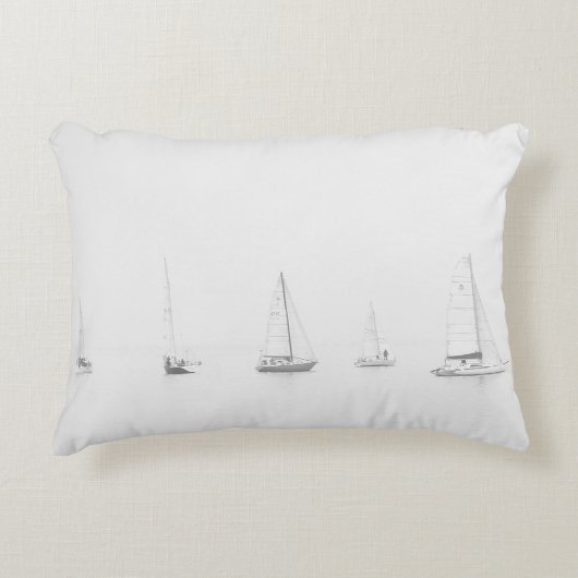 ヴィンテージの黒く及び白いヨットの航海のな写真 アクセントクッション (正面)