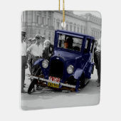 ヴィンテージの黒く及び白く旧式な自動車の大破 セラミックオーナメント (右)