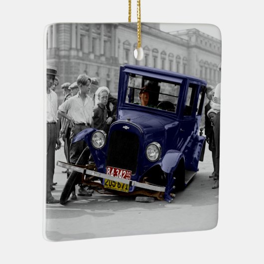 ヴィンテージの黒く及び白く旧式な自動車の大破 セラミックオーナメント (右)