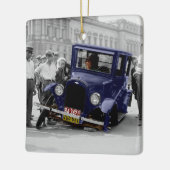 ヴィンテージの黒く及び白く旧式な自動車の大破 セラミックオーナメント (左)