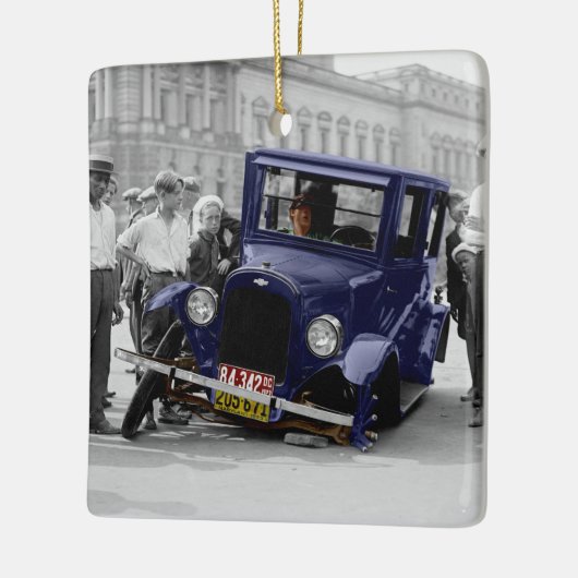 ヴィンテージの黒く及び白く旧式な自動車の大破 セラミックオーナメント (左)