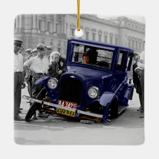 ヴィンテージの黒く及び白く旧式な自動車の大破 セラミックオーナメント (裏面)