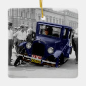 ヴィンテージの黒く及び白く旧式な自動車の大破 セラミックオーナメント (正面)