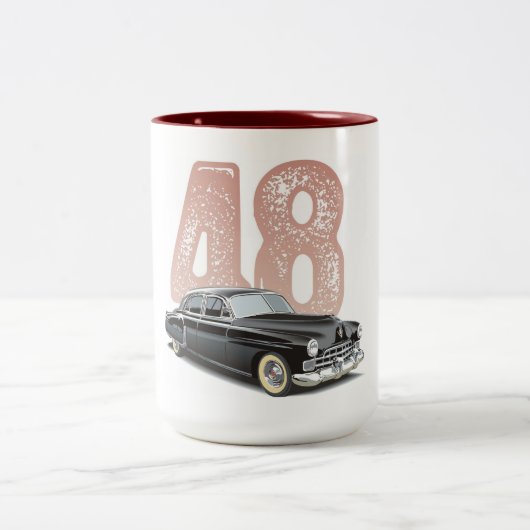 ヴィンテージの1948年のキャデラックのクーペ: 黒くクラシックな車 ツートーンマグカップ (中央)