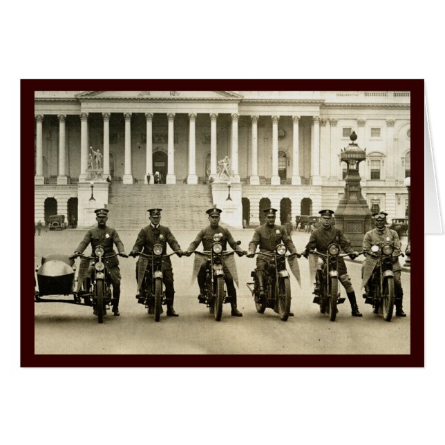 ヴィンテージの20年代の白バイの警官 (正面横)