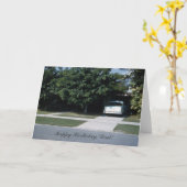 ヴィンテージの50年代クラシックな車の私道のパパの誕生日 カード (黄色い花)