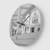 ヴィンテージのColonnadeの黒く及び白い建築の写真 ラージ壁時計 (傾斜)