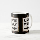 ヴィンテージのONE WAY錆びたストリートサイン コーヒーマグカップ (正面右)