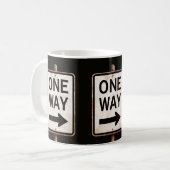ヴィンテージのONE WAY錆びたストリートサイン コーヒーマグカップ (正面左)