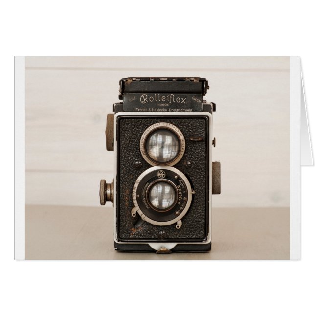 ヴィンテージのRolleiflex対レンズのカメラ (正面横)