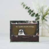 ヴィンテージは悲しそうな表情でスーツケースを動かしている 案内ポストカード (スタンド正面)