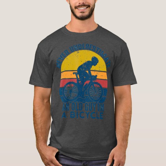 ヴィンテージは決して老人を過小評価しない Tシャツ (正面)