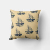 ヴィンテージは濃紺の帆ボートの古い絵画を黄色にします クッション (裏面)