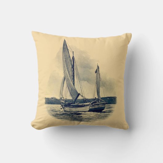 ヴィンテージは濃紺の帆ボートの古い絵画を黄色にします クッション (正面)