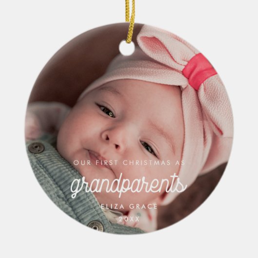 ヴィンテージは私たちの初めてのクリスマスを祖父母として描く セラミックオーナメント (正面)