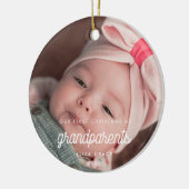 ヴィンテージは私たちの初めてのクリスマスを祖父母として描く セラミックオーナメント (左)