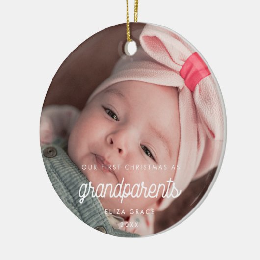 ヴィンテージは私たちの初めてのクリスマスを祖父母として描く セラミックオーナメント (左)