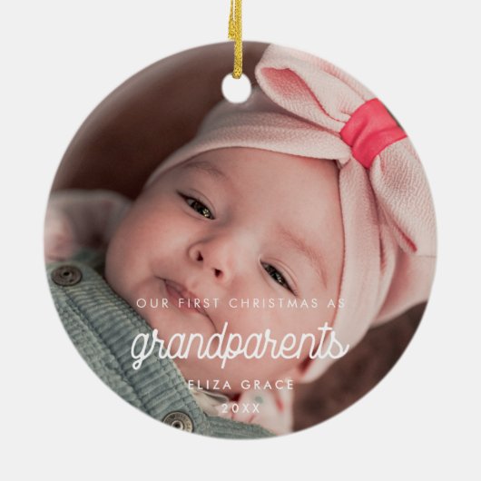 ヴィンテージは私たちの初めてのクリスマスを祖父母として描く セラミックオーナメント (裏面)
