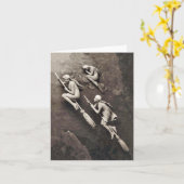 ヴィンテージほうきを飛ばしているハロウィンの3人の魔法使い カード (黄色い花)