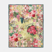 ヴィンテージみすぼらしいシックなバラと花瓶の黄色 フリースブランケット (正面)