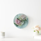 ヴィンテージみすぼらしいシックなピンクのバラが青い木 ラウンド壁時計 (ホーム)