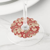 ヴィンテージみすぼらしいシックな赤いパッチワークパターン ワイングラスタグ (クローズアップ)