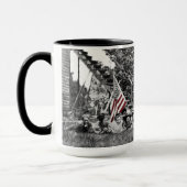 ヴィンテージよくはしゃぐ愛国的な若い女性1910年国旗 マグカップ (左)