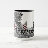 ヴィンテージよくはしゃぐ愛国的な若い女性1910年国旗 マグカップ (中央)