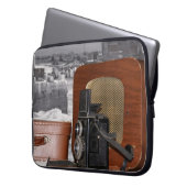 ヴィンテージアナログカメラレコーダーとレトロラジオ ラップトップスリーブ (正面左)