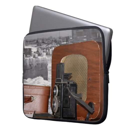 ヴィンテージアナログカメラレコーダーとレトロラジオ ラップトップスリーブ (正面左)