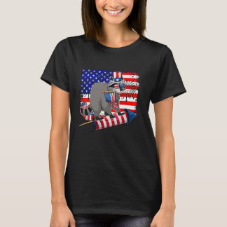 ヴィンテージアメリカ国旗アライグマ乗り爆竹4 Tシャツ