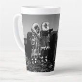 ヴィンテージアラスカの毛皮の服エスキモ北極帯sod igloo カフェラテマグ (左アングル)