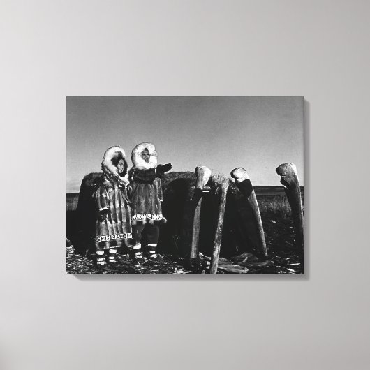 ヴィンテージアラスカの毛皮の服エスキモ北極帯sod igloo キャンバスプリント (正面)