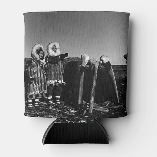 ヴィンテージアラスカの毛皮の服エスキモ北極帯sod igloo 缶クーラー (正面)