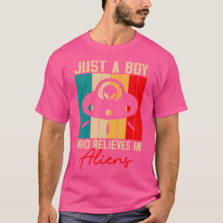 ヴィンテージアリを信じる男の子だおもしろい Tシャツ