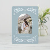 ヴィンテージアンティークフローリッシュスクロールブルーフォト セーブザデート (スタンド正面)