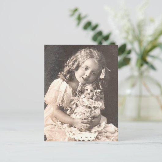 ヴィンテージアンティークポートレートの女の子とその人形 ポストカード (スタンド正面)