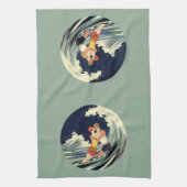 ヴィンテージアールデコ愛好家キスインザウェーブアットビーチ キッチンタオル (縦)