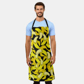 ヴィンテージイエローバナナ：黒い背景 エプロン (着用した状態)