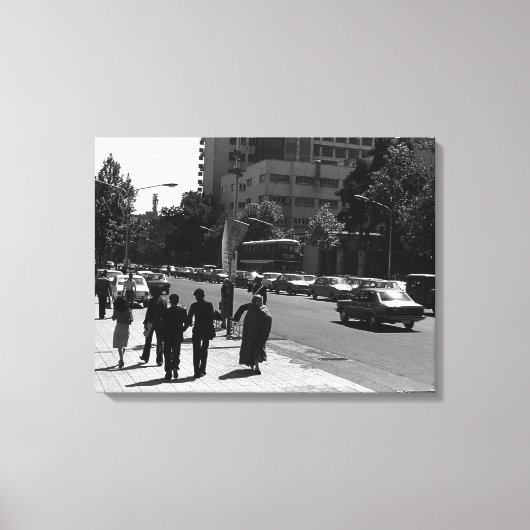ヴィンテージイランのテヘラン市の通りと人 キャンバスプリント (正面)