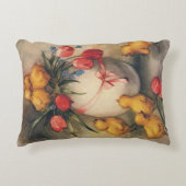 ヴィンテージイースターチックス、赤いチューリップの花を持つ卵 アクセントクッション (正面)