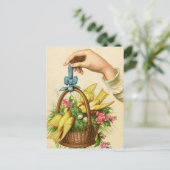 ヴィンテージイースターバスケットイエローバードと手 ポストカード (スタンド正面)