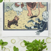 ヴィンテージウィザードのOzキャラクター、黄色レンガ道路 キッチンタオル (折り畳み)